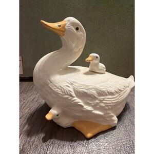 Vintage - 1998 Fine Porcelain Mama Duck with 2 Babies - Made by Napco - Matte